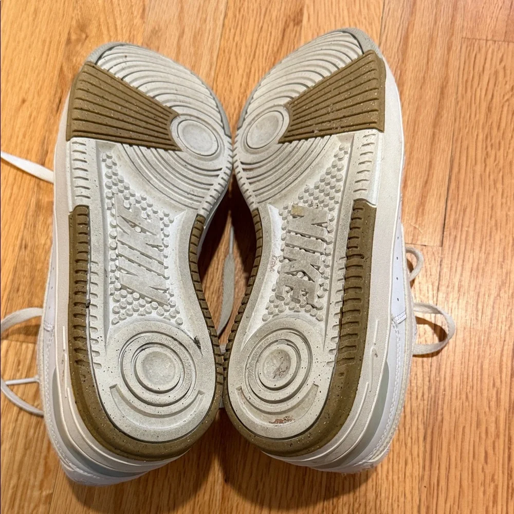 Nike Gamma Force Women’s Sneakers — White Light Bone Sanddrift Phantom — Size 10